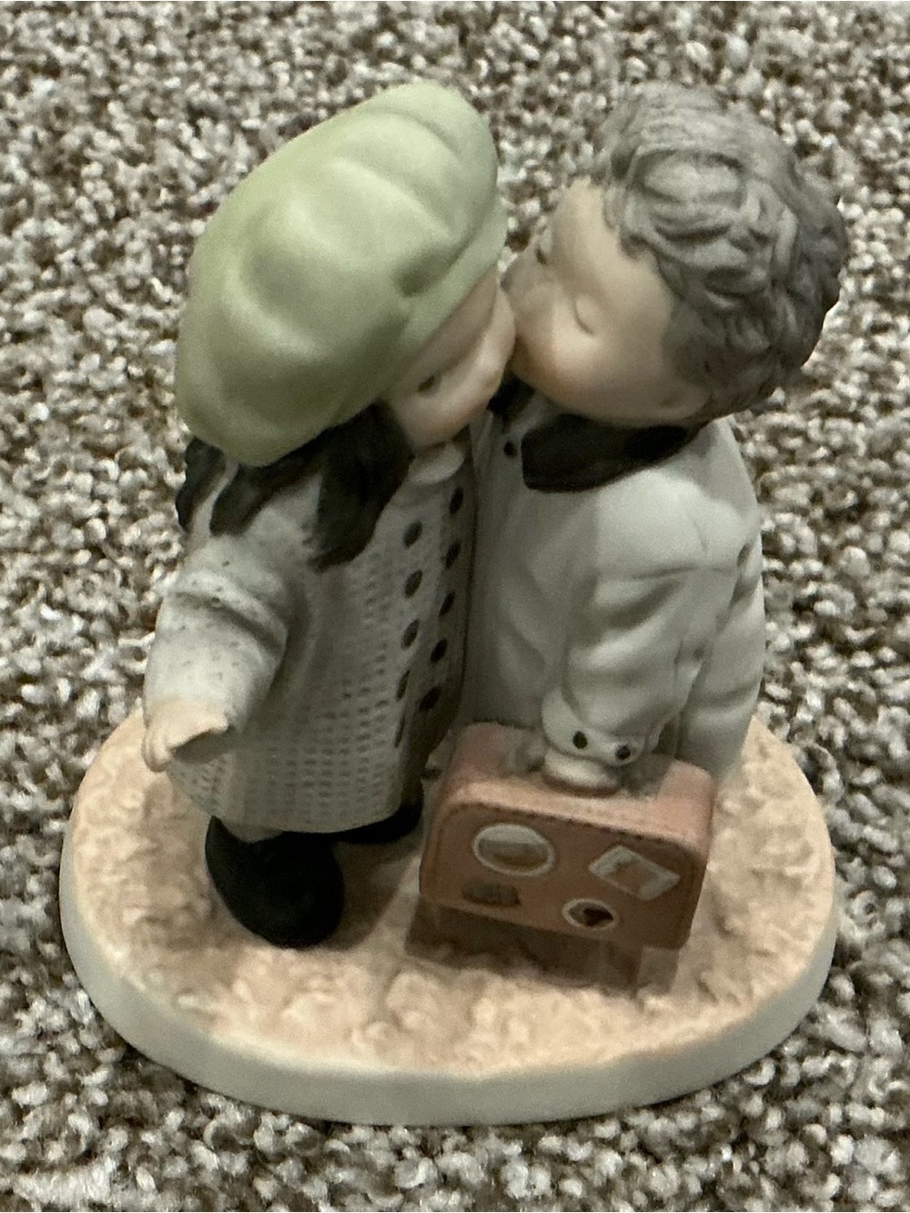 Kim Anderson figurine - Kissing Children with Mint Beret and Pink Suitcase